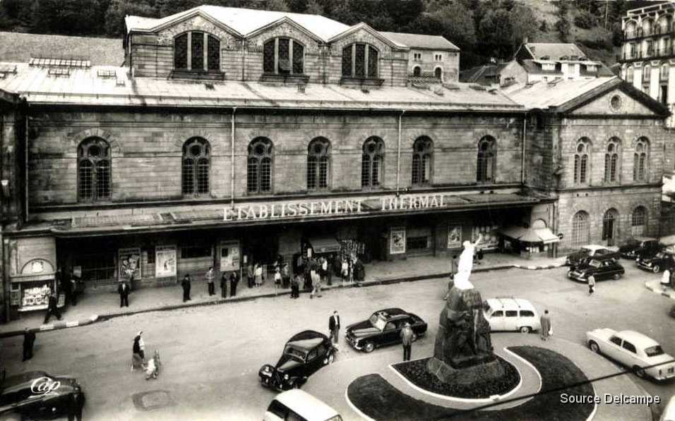 63 Le Mont Dore Place du Pantheon et Etablissement Thermal.jpg